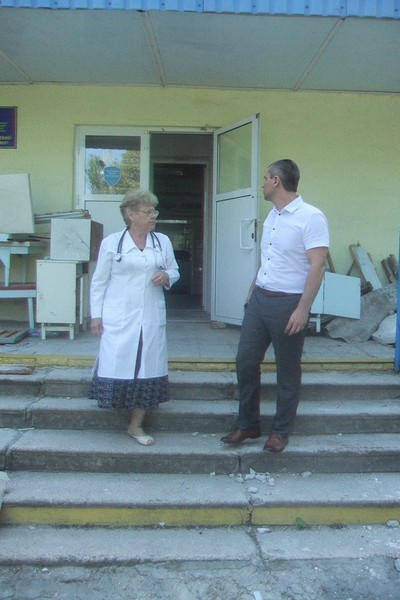 Глава Великоновоселковского района проверил качество ремонта амбулатории