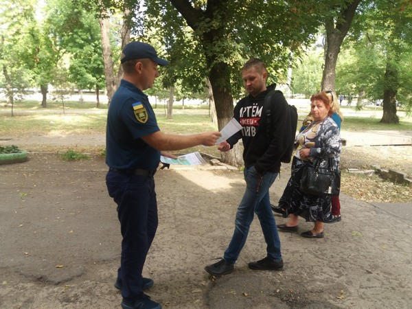 Спасатели проводят профилактические беседы с жителями Курахово