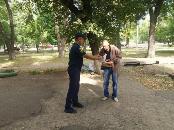 Спасатели проводят профилактические беседы с жителями Курахово