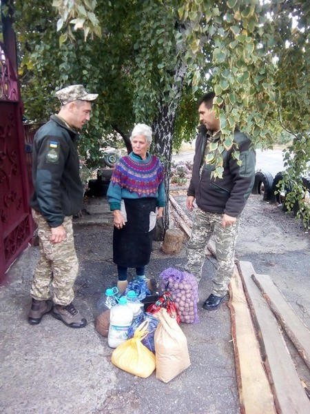Военные обеспечивают продуктами питания жителей прифронтовой Марьинки
