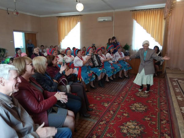 В Марьинском районе устроили праздник для пожилых людей