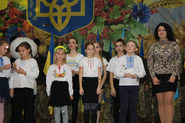 В прифронтовой Марьинке масштабно отметили День защитника Украины