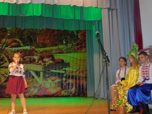 В Курахово детям подарили красочный осенний праздник