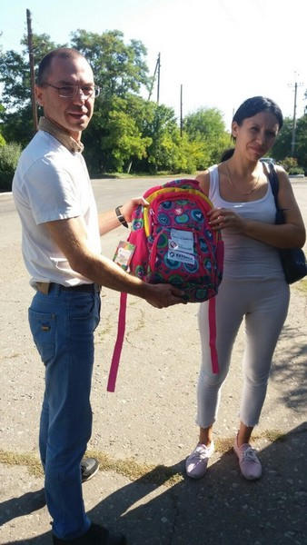 Детям Марьинского района раздали рюкзаки с канцелярскими принадлежностями