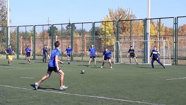 В Угледаре состоялся товарищеский футбольный матч между военными и школьниками
