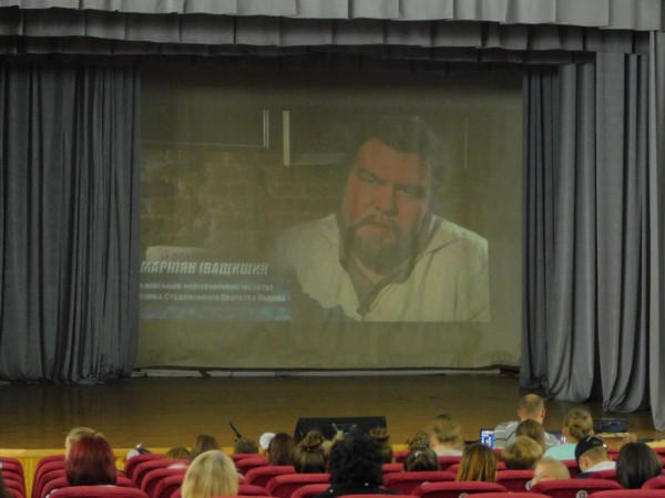 Жителям Курахово показали фильм о Революции на граните