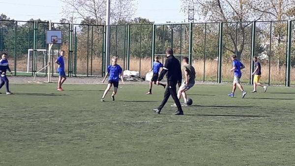 В Угледаре состоялся товарищеский футбольный матч между военными и школьниками