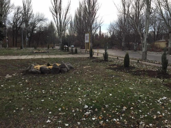 В Красногоровке навели порядок на центральной площади города и высадили деревья