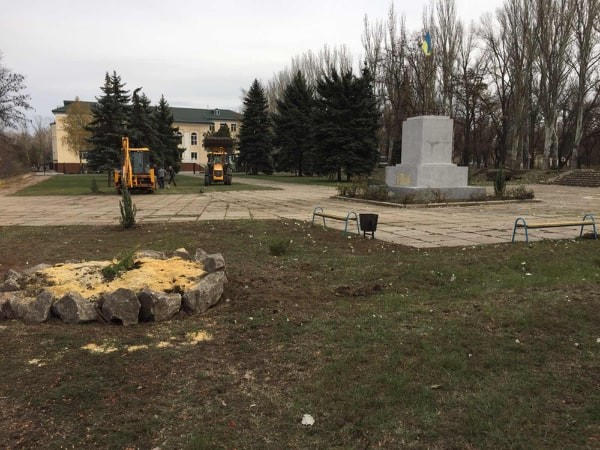 В Красногоровке навели порядок на центральной площади города и высадили деревья