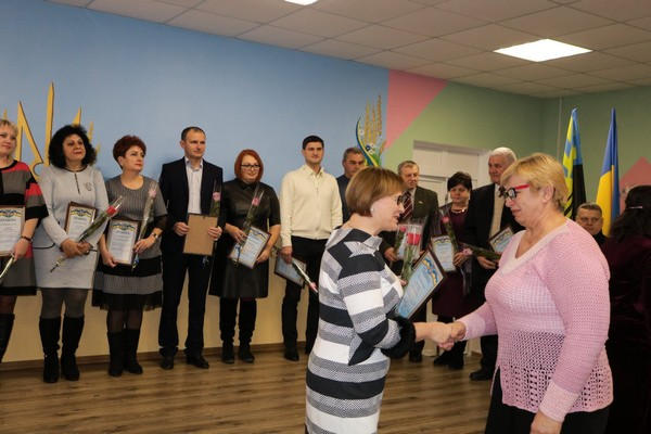 Работников местного самоуправления Марьинского района поздравили с профессиональным праздником