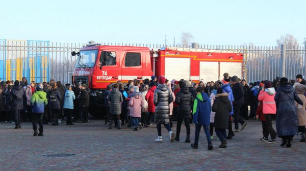 В Угледаре спасатели эвакуировали учащихся из учебно-воспитательного комплекса