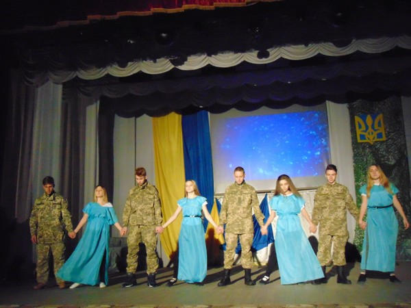 В прифронтовой Марьинке отметили День Вооруженных сил Украины