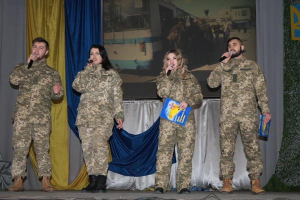В прифронтовой Марьинке отметили День Вооруженных сил Украины