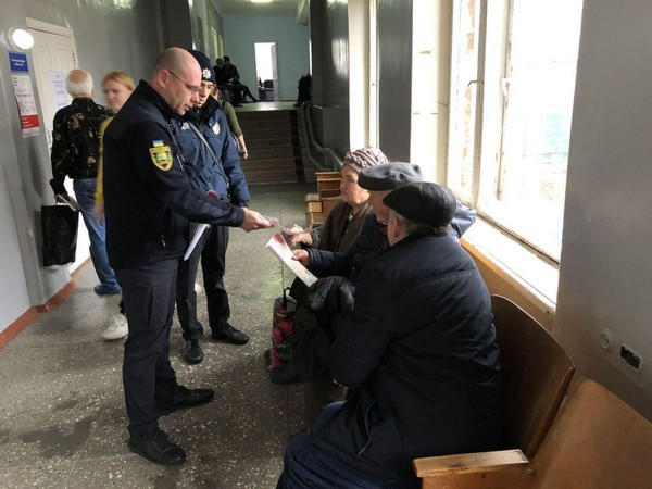 Спасатели с полицейскими проводят рейды в Кураховской городской больнице