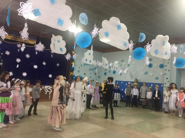В Марьинской школе устроили сказочное новогоднее представление