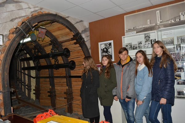 Школьникам Угледара устроили экскурсию на местную угольную шахту
