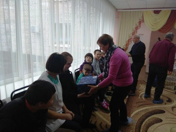 В прифронтовую Марьинку к детям с инвалидностью приехали в гости волонтеры из Швейцарии