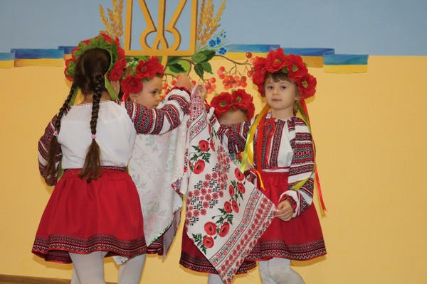 Работников местного самоуправления Марьинского района поздравили с профессиональным праздником