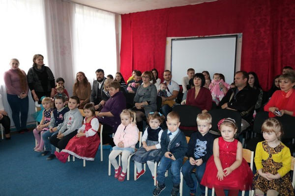 Дети из прифронтовых населенных пунктов Марьинского района получат новогодние подарки