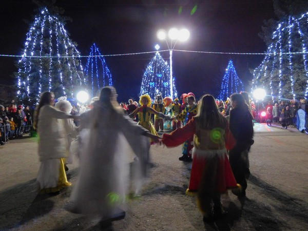 В Курахово отметили День святого Николая и зажгли главную новогоднюю елку