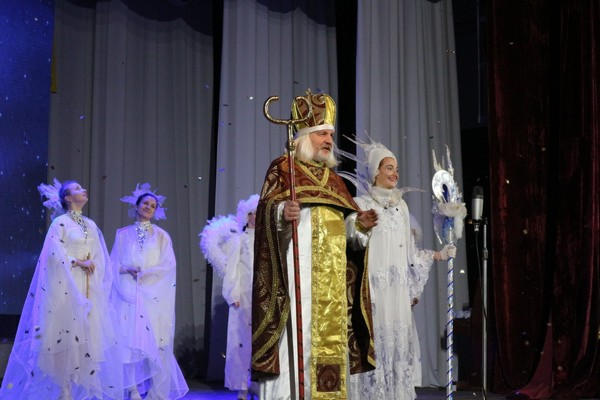Накануне Дня Святого Николая детям Марьинки подарили праздничное представление