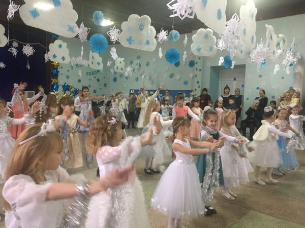 В Марьинской школе устроили сказочное новогоднее представление