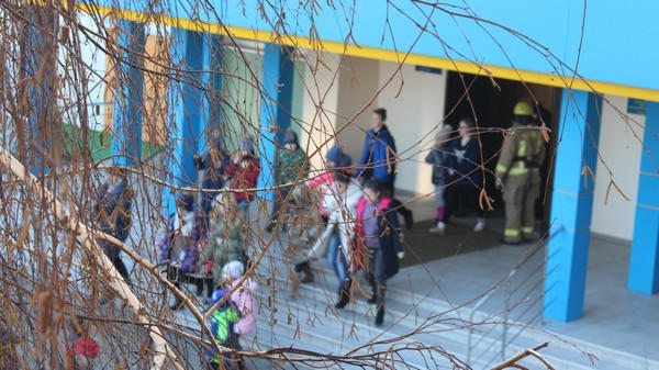В Угледаре спасатели эвакуировали учащихся из учебно-воспитательного комплекса