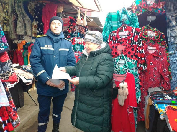 Спасатели провели профилактический рейд на рынке в Курахово