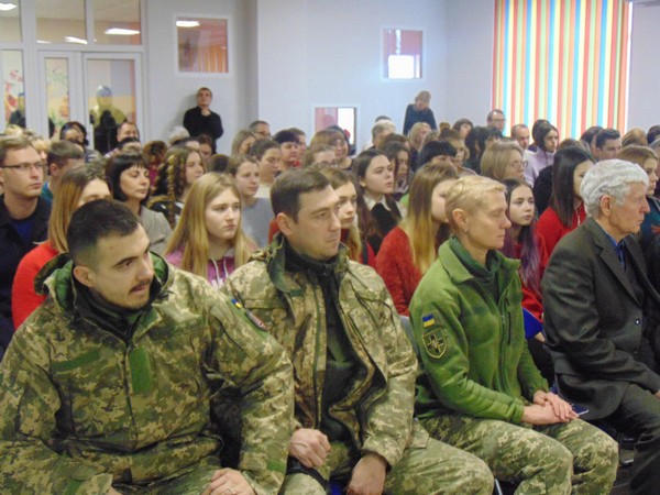 В прифронтовой Марьинке отметили День Соборности Украины