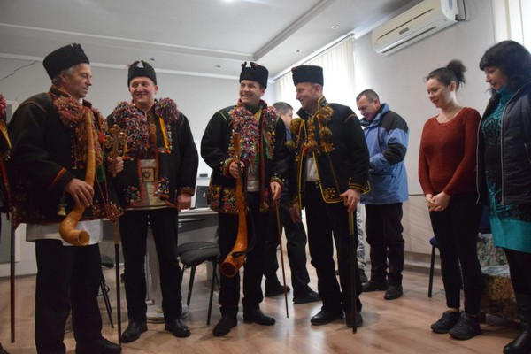 Волонтеры из Прикарпатья колядовали в Красногоровке