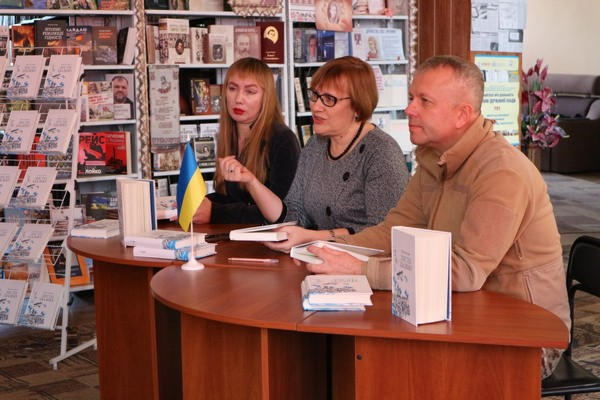 В прифронтовой Марьинке презентовали книгу с рассказами, написанными на войне