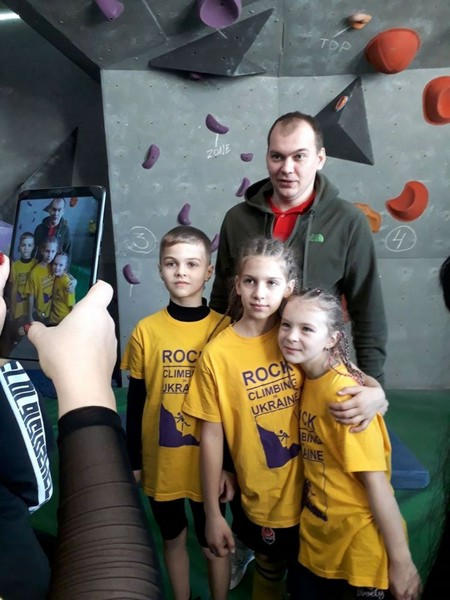 Маленькая спортсменка из Курахово заняла третье место на Всеукраинских соревнованиях по скалолазанию