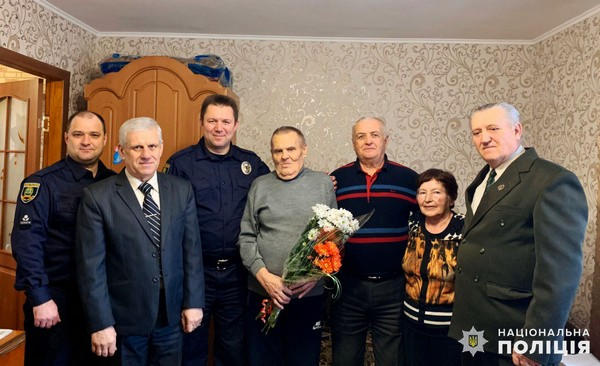 В Великой Новоселке полицейские поздравили ветерана МВД с 80-летием