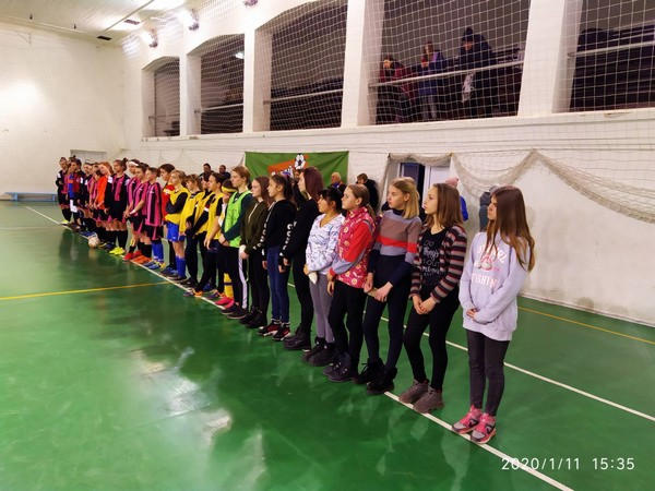 Девушки-футболистки из Марьинки заняли второе место на открытом кубке Краматорска по футзалу