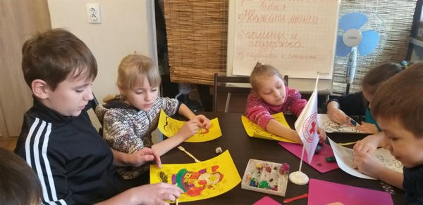 В Курахово проводят творческие мастер-классы для детей