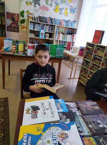 В прифронтовой Марьинке школьная библиотека пополнилась новыми книгами