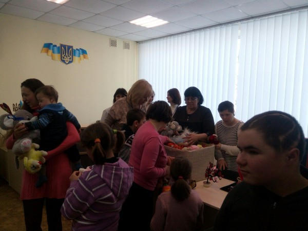 В Марьинке прошла акция «Мягкая игрушка каждому ребенку»
