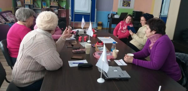 В Марьинке пенсионеров учат пользоваться современными гаджетами