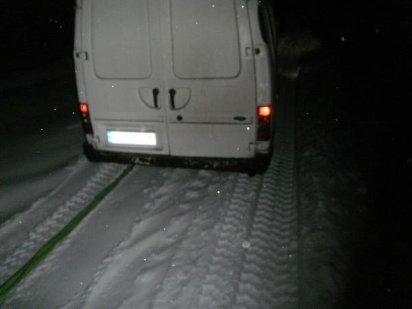 Вблизи Угледара спасателям пришлось вытаскивать автомобиль, который застрял в снежном сугробе
