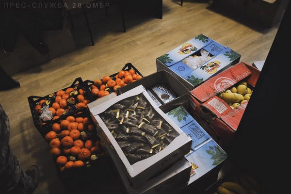 Украинские военные передали школьникам прифронтовой Марьинки одежду, фрукты и сладости