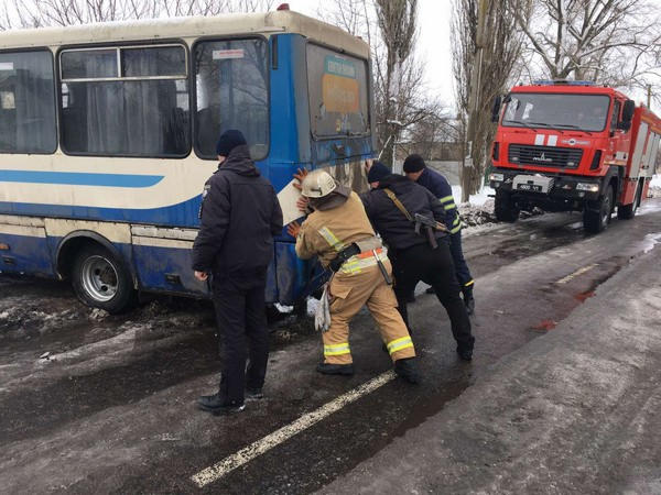Легковые автомобили, автобусы и грузовики: в снежных заносах в Марьинском районе застряли более 10 транспортных средств