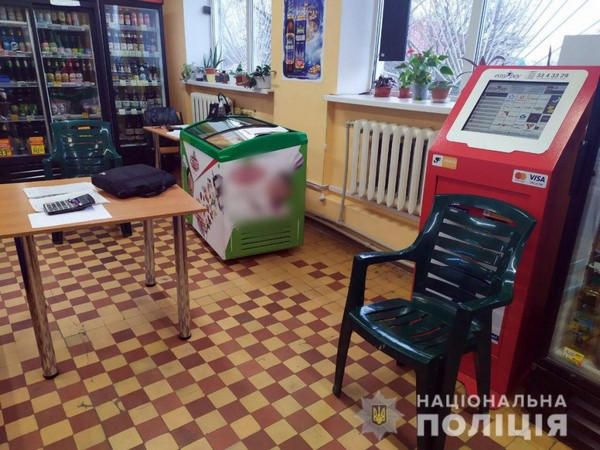 Стрельба и угрозы расправы: в Курахово совершено разбойное нападение на магазин