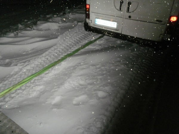 Вблизи Угледара спасателям пришлось вытаскивать автомобиль, который застрял в снежном сугробе