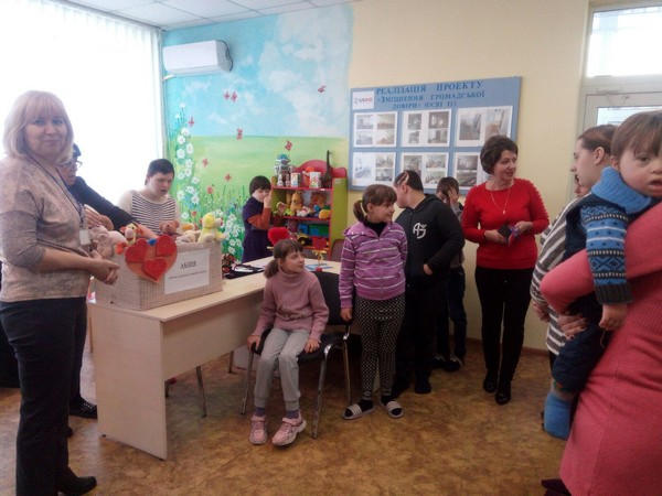 В Марьинке прошла акция «Мягкая игрушка каждому ребенку»