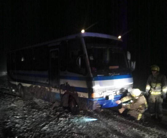 Вблизи Курахово застрявший в снегу автобус пришлось вытаскивать спасателям