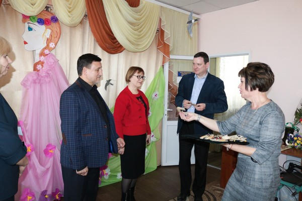 Иностранная делегация посетила прифронтовую Марьинку