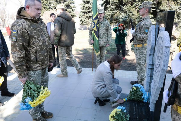 В Марьинке торжественно открыли памятник воинам, погибшим во время обороны города