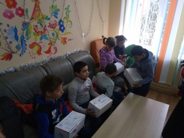 В Марьинском районе дети получили подарки из Великобритании