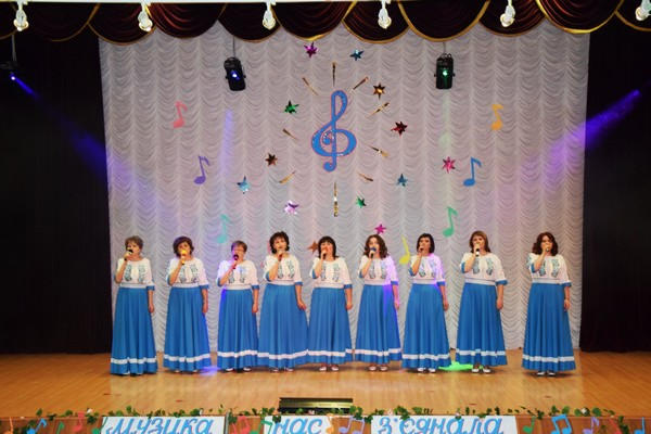 Жителей Угледара порадовали ярким отчетным концертом народного вокального ансамбля «Берегиня»