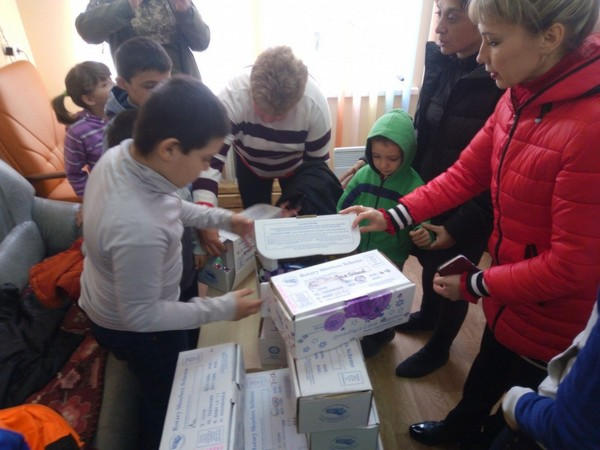 В Марьинском районе дети получили подарки из Великобритании